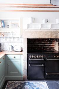 cocina con horno negro en Gorgeous 3 bed house in Matlock + Garden ‘lookout’ en Matlock