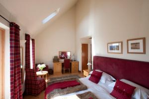 Schlafzimmer mit einem Bett mit rotem Kopfteil in der Unterkunft Langass Lodge in Carinish