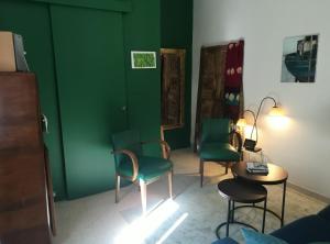 uma sala de espera com três cadeiras e uma mesa em La Tonnelière em Marseillan