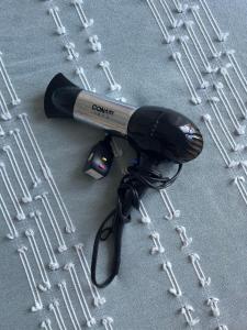 a hair dryer and a mouse on a table at Flip Flop House in Puerto Villamil