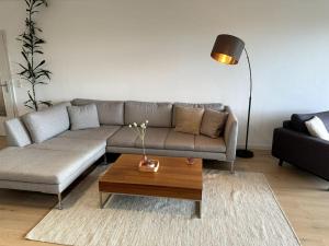 uma sala de estar com um sofá e uma mesa de centro em Ruhiges Penthouse mit Weitblick em Göttingen