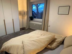 uma cama num quarto com uma janela em Ruhiges Penthouse mit Weitblick em Göttingen