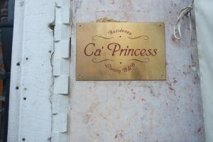 Un cartello su un muro che dice che c'è una principessa di Ca' Princess a Venezia