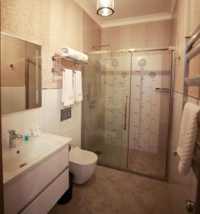 West inn Hotel & Restaurant في باكو: حمام مع دش ومرحاض ومغسلة