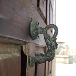 una puerta de metal en una puerta de madera en CTR. El Convento, en El Bodón
