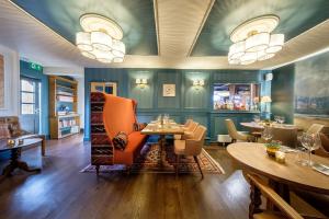 Area tempat duduk di The Globe Inn