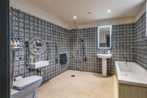 Kamar mandi di The Globe Inn