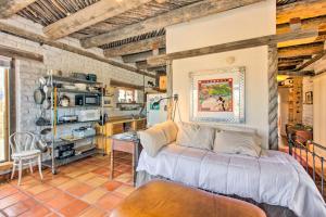 El Prado的住宿－Casita Vacation Rental Near Taos with Patio!，一间带床和厨房的客厅