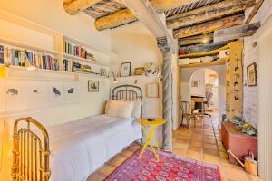 een slaapkamer met een bed en een tafel in een kamer bij Casita Vacation Rental Near Taos with Patio! in El Prado