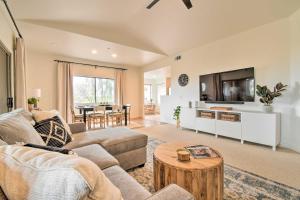 ein Wohnzimmer mit einem Sofa und einem TV in der Unterkunft Pet-Friendly Scottsdale Condo with Pool Access! in Scottsdale