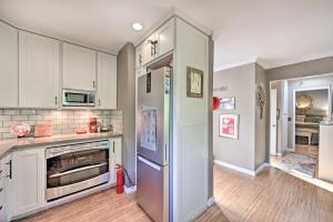 Imagen de la galería de Vibrant Solana Beach Condo, 1 Mi to Beaches!, en Solana Beach