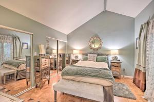 Postel nebo postele na pokoji v ubytování Vibrant Solana Beach Condo, 1 Mi to Beaches! + 25 fotografií