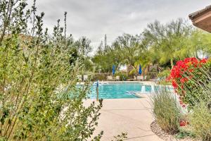einen Pool in einem Garten mit Blumen in der Unterkunft Pet-Friendly Scottsdale Condo with Pool Access! in Scottsdale
