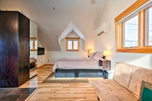 1 dormitorio con 1 cama y 1 sofá en Updated Boulder Studio about 1 Mi to Pearl Street en Boulder
