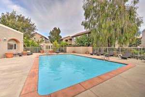 Bazén v ubytování Vibrant Solana Beach Condo, 1 Mi to Beaches! nebo v jeho okolí