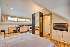 ein Schlafzimmer mit einem Bett und einem Fernseher in einem Zimmer in der Unterkunft Updated Boulder Studio about 1 Mi to Pearl Street in Boulder