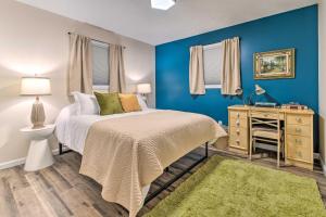 um quarto com paredes azuis e uma cama com um tapete verde em Stylish Vacation Rental - Walk to ISU! em Normal
