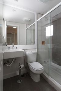 uma casa de banho com um WC, um lavatório e um chuveiro em Apart Hotel Garibaldi em Porto Alegre