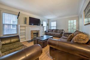 sala de estar con muebles de cuero y chimenea en Dearborn Vacation Rental with Private Yard, en Dearborn