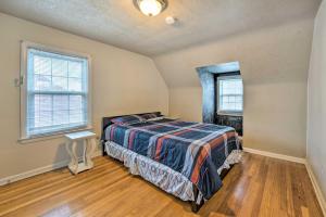 1 dormitorio con cama y ventana en Dearborn Vacation Rental with Private Yard, en Dearborn