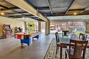 uma sala vazia com uma mesa de pingue-pongue e uma mesa de pingue-pongue em Dearborn Vacation Rental with Private Yard em Dearborn
