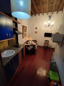 Apartamento con zona chill-out y preciosas vistas في غرناطة: حمام مع مغسلة وسرير في الغرفة