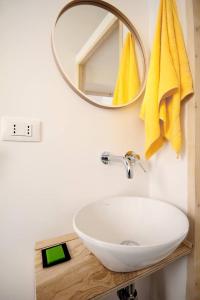 Un baño con un lavabo blanco y un espejo. en Trame Tramari, en Trapani