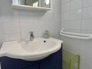 ein Badezimmer mit einem weißen Waschbecken und einem Spiegel in der Unterkunft Maison T3 à Ustaritz avec Terrasse et Parking - FR-1-495-7 in Ustaritz + 9 Fotos