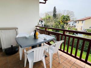 a table and chairs on a balcony with a view at Appartement Cambo-les-Bains, 1 pièce, 2 personnes - FR-1-495-16 in Cambo-les-Bains
