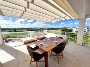 een eetkamer met een tafel en stoelen op een patio bij Unique lake, Golf & Jacuzzi in Hard Rock Golf PC in Punta Cana