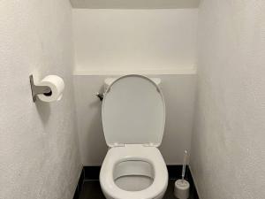 baño con aseo blanco y papel higiénico en Appartement Cambo-les-Bains, 2 pièces, 2 personnes - FR-1-495-93, en Cambo-les-Bains