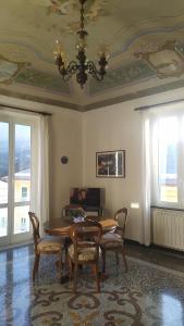 een eetkamer met een tafel en stoelen en een plafond bij Casa Teresina a Camogli in Camogli