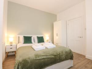 - une chambre avec un lit et 2 serviettes dans l'établissement Sea Breeze Apartment No 9, à Hunstanton