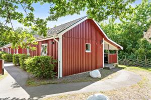 une maison rouge avec un blanc dans l'établissement First Camp Mölle-Höganäs, à Mölle