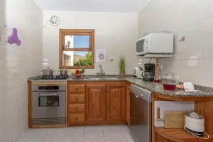 Kuchyňa alebo kuchynka v ubytovaní Cozy house for 4 people in a quiet rural area by Renthousing