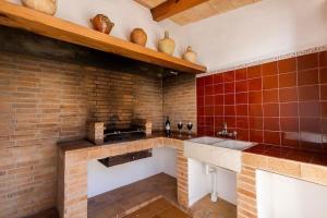 Kuchyňa alebo kuchynka v ubytovaní Cozy house for 4 people in a quiet rural area by Renthousing