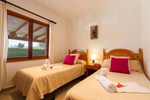 Posteľ alebo postele v izbe v ubytovaní Cozy house for 4 people in a quiet rural area by Renthousing