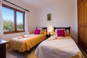 Posteľ alebo postele v izbe v ubytovaní Cozy house for 4 people in a quiet rural area by Renthousing + 15 fotografií