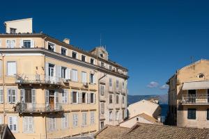een groep gebouwen met balkons in een stad bij Newly Renovated 1730's Venetian Loft (01) ! in Corfu-stad