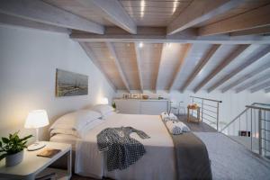 een slaapkamer met een groot bed in een kamer met houten plafonds bij Newly Renovated 1730's Venetian Loft (01) ! in Corfu-stad