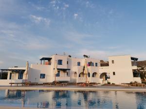 un edificio con piscina frente a él en Amodari studios on the beach, en Plaka