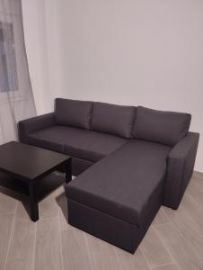 - un canapé et une table basse dans le salon dans l'établissement Juliet IsimeriaHomz, à Thessalonique