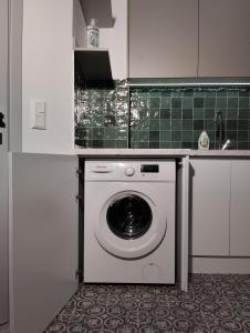 - un lave-linge dans la cuisine avec un comptoir dans l'établissement Juliet IsimeriaHomz, à Thessalonique