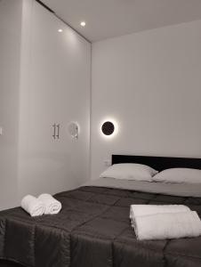 - une chambre avec un lit et 2 serviettes dans l'établissement Juliet IsimeriaHomz, à Thessalonique