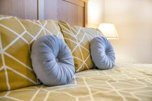1 cama con 2 almohadas y 1 cama con en Kings Lodge - Grampian Lettings Ltd en Aberdeen
