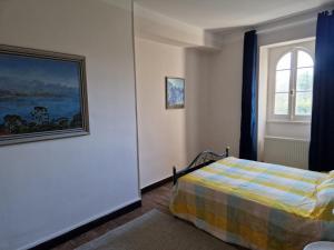 um quarto com uma cama e uma janela em Château St Justin em Saint-Justin
