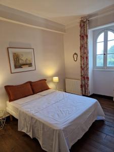 um quarto com uma cama e uma janela em Château St Justin em Saint-Justin