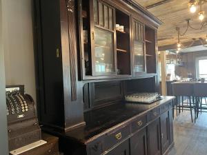 une grande armoire en bois dans une cuisine avec une table dans l'établissement StrandBerg's B&B Oma Ida, à Braunlage