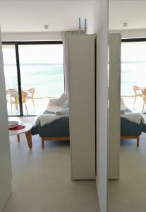 sala de estar con vistas al océano en Bella Mare, en Mandre