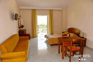 拉加納斯的住宿－Jenny Hotel，带沙发、床和桌子的客厅